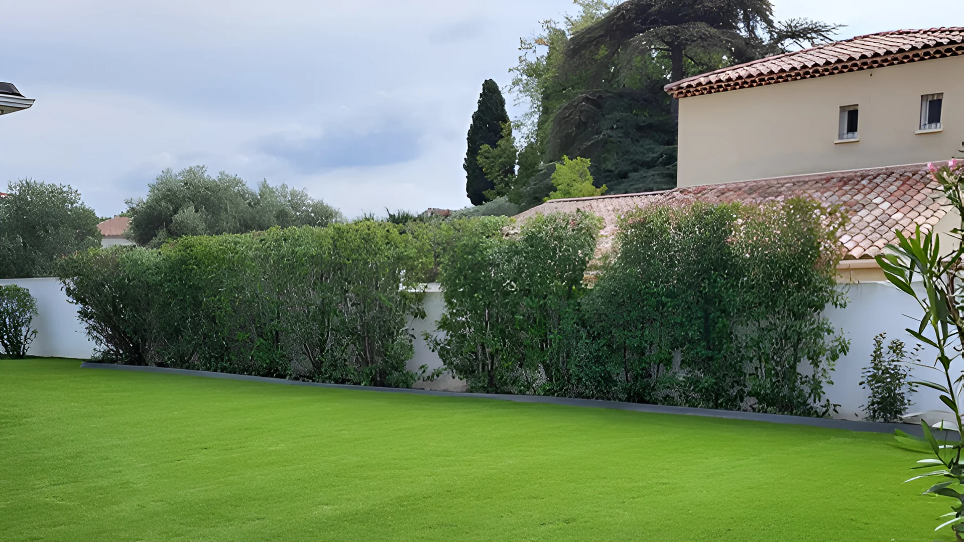 Installation de gazon synthétique à Allauch et Les Pennes-Mirabeau par LES JARDINS DES MERLES pour un jardin sans entretien.